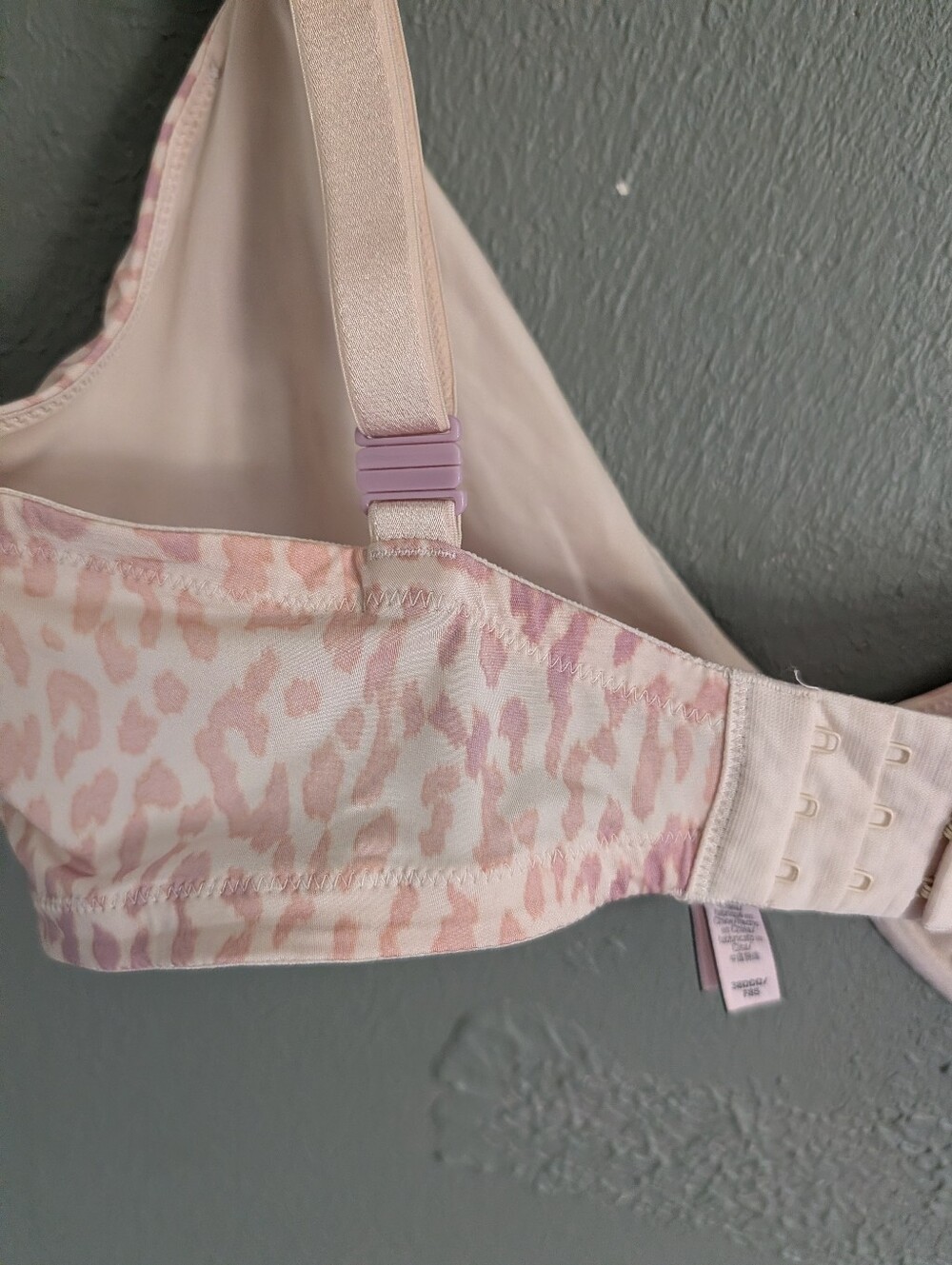 Victoria's Secret Light Pink Leopard Underwire Bra - Picture 3 of 4